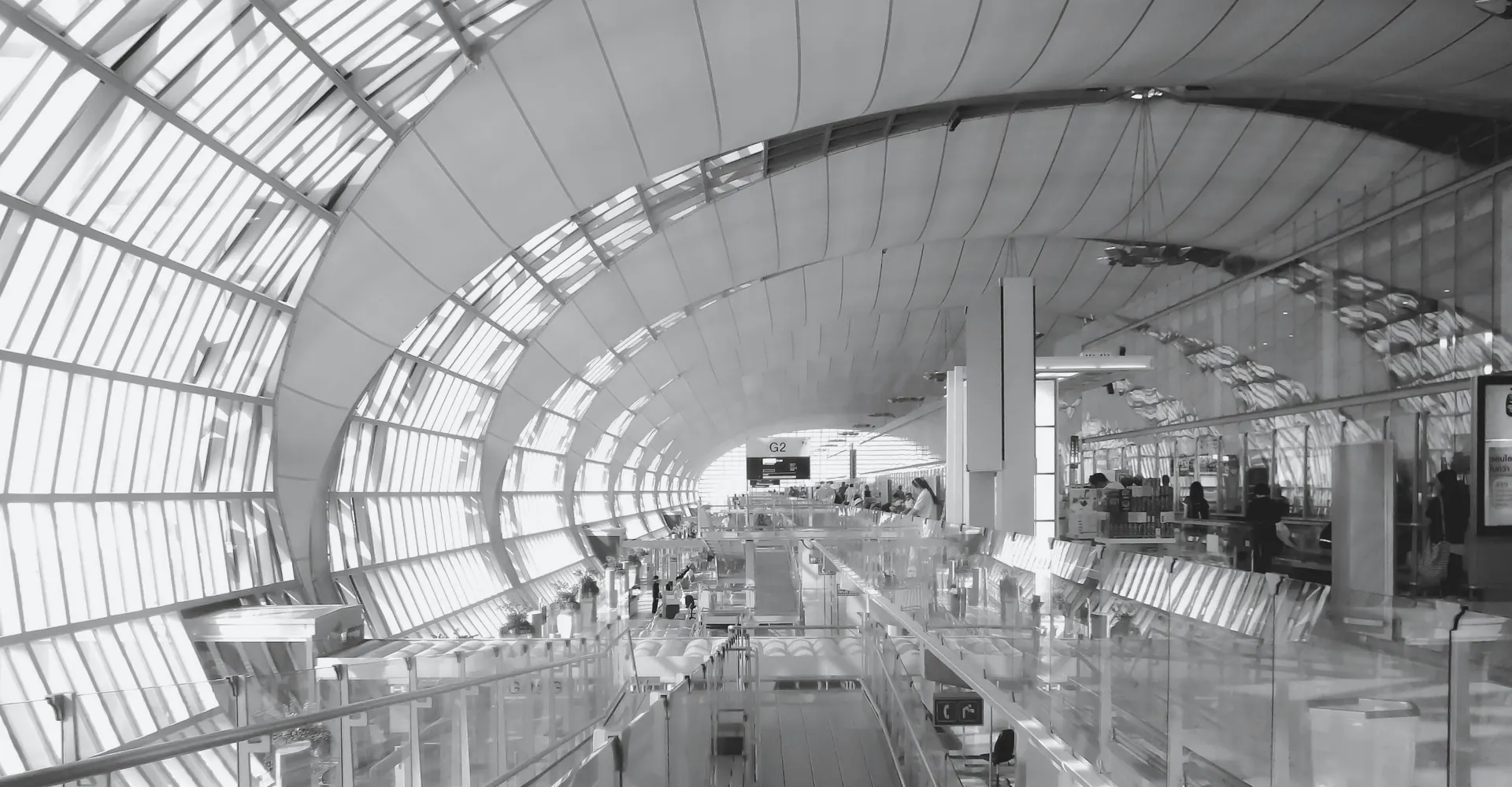 機場航廈的弧形屋頂與寬闊空間
